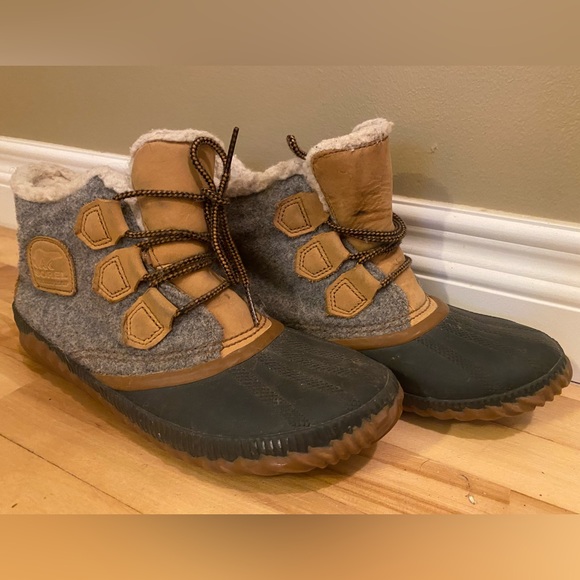 Women's 9 SOREL Out 'N About Plus Felt Duck Boots - Picture 2 of 5